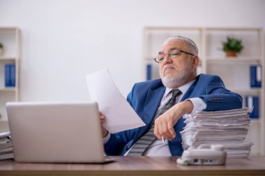 Eski erkek çalışanım ve ofiste çok işim var.