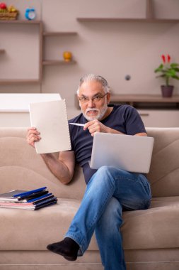 Salgın sırasında evde çalışan yaşlı bir erkek işçi.