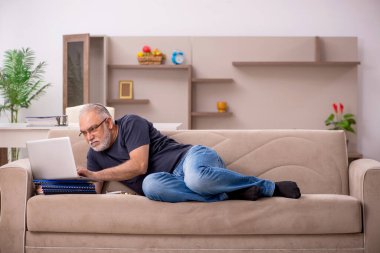 Salgın sırasında evde çalışan yaşlı bir erkek işçi.