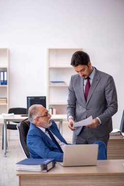 Ofiste çalışan iki erkek arkadaş.