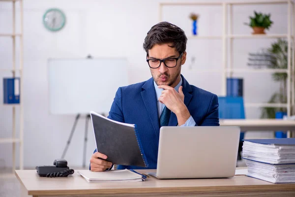 Jonge zakenman werknemer en te veel werk op kantoor — Stockfoto