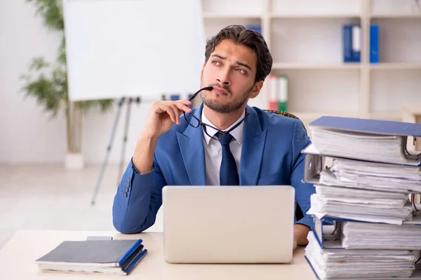 Giovane dipendente maschio e troppo lavoro in ufficio — Foto Stock