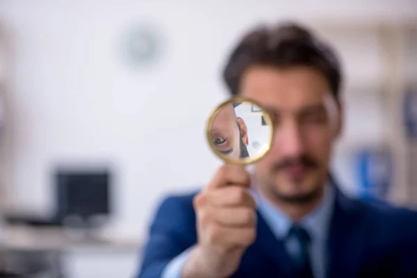 Jonge mannelijke werknemer werkzaam in het kantoor — Stockfoto