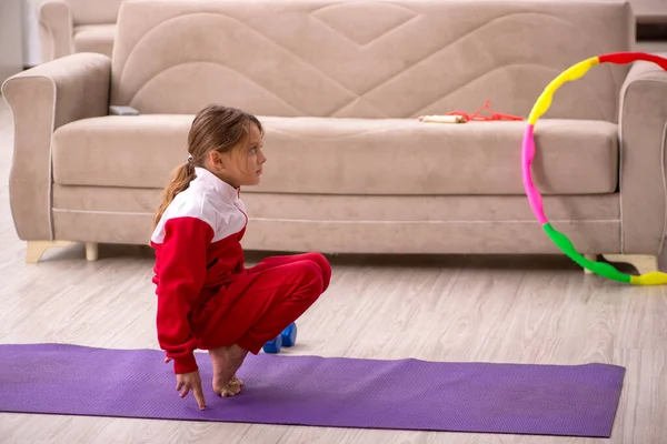 Kleines Mädchen beim Sport zu Hause — Stockfoto