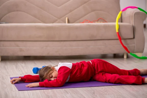 Kleines Mädchen beim Sport zu Hause — Stockfoto