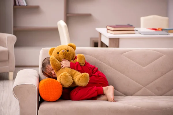 Kleines Mädchen bleibt allein zu Hause — Stockfoto