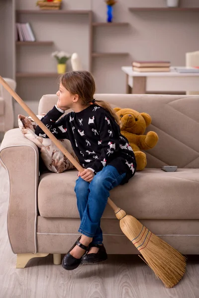 Giovane bambina che fa i lavori domestici a casa — Foto Stock