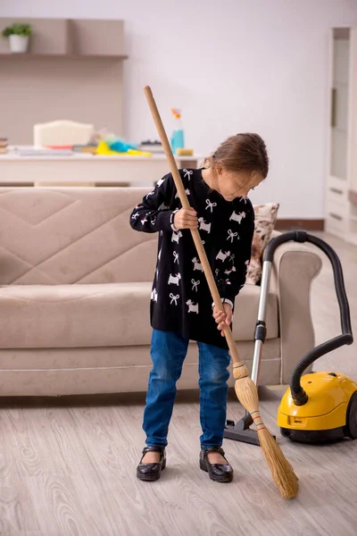 Young little girl doing housework at home — Stock Photo, Image