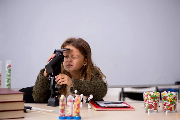 Jeune petite fille chimiste dans le concept de synthèse de drogues — Photo