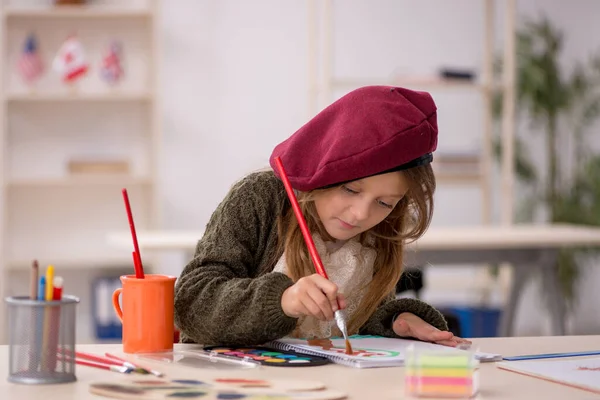 Giovane bambina godendo la pittura a casa — Foto Stock