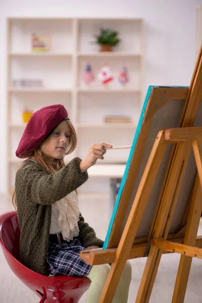 Jong klein meisje genieten van schilderen thuis — Stockfoto