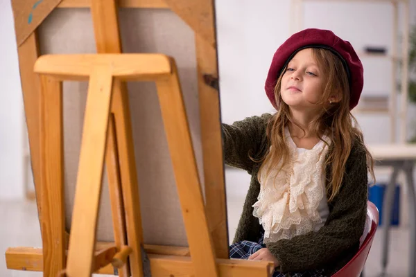 Giovane bambina godendo la pittura a casa — Foto Stock