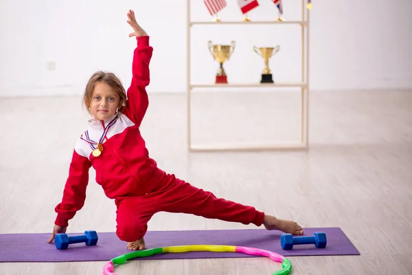 Kleines Mädchen beim Sport zu Hause — Stockfoto