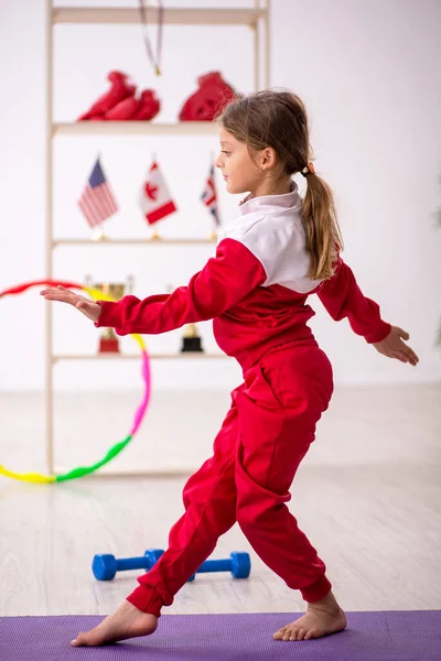Jeune fille faisant des exercices sportifs à la maison — Photo