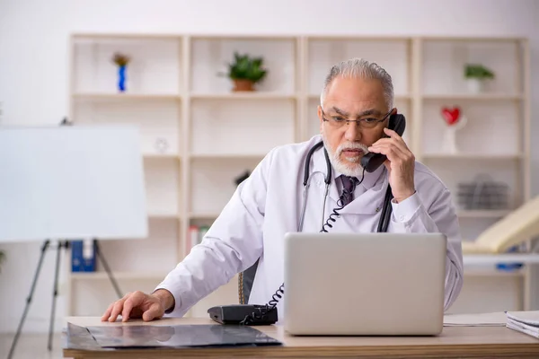 Alter Arzt im telemedizinischen Konzept — Stockfoto