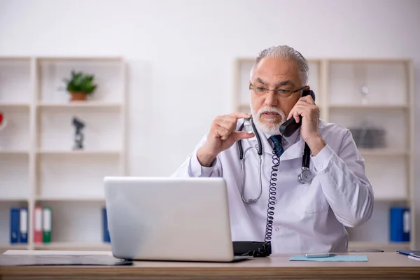 Dokter pria tua dalam konsep telemedicine — Stok Foto