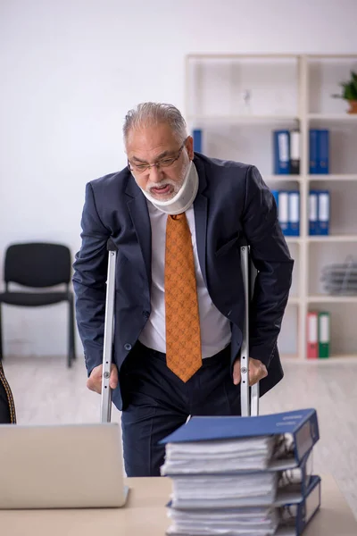 Idős férfi alkalmazott munkahelyi balesetet követően — Stock Fotó