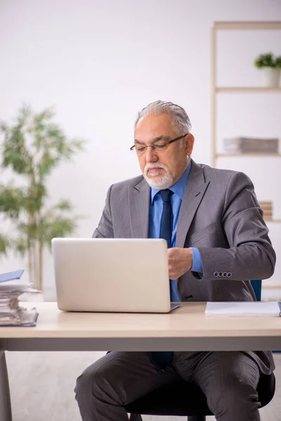 Vecchio dipendente di sesso maschile che lavora sul posto di lavoro — Foto Stock