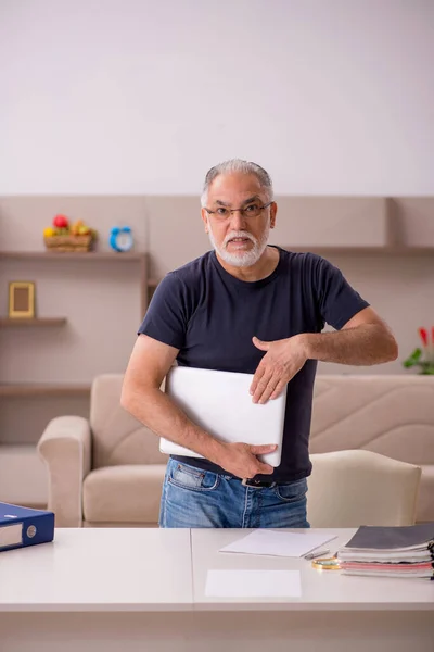 Oude mannelijke werknemer die thuis werkt tijdens een pandemie — Stockfoto