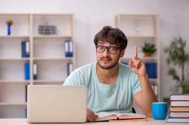 Sınavlara hazırlanan genç bir erkek öğrenci.