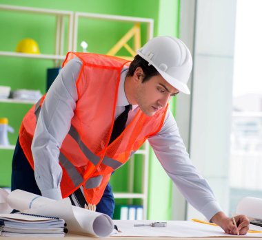 Adam mimar proje üzerinde çalışıyor.