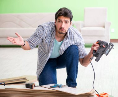 Evdeki döşemeleri döşeyen adam