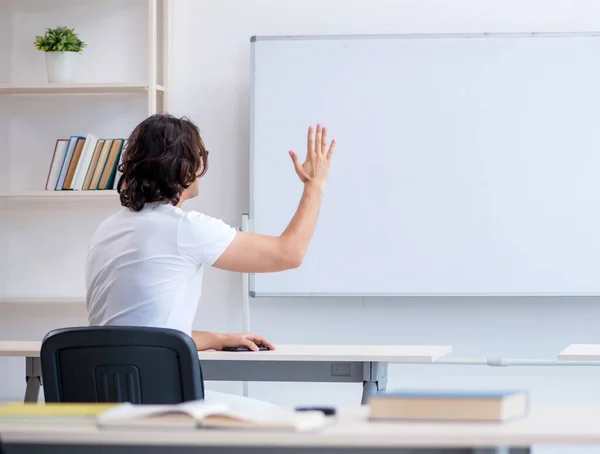 Junger männlicher Student vor Whiteboard — Stockfoto