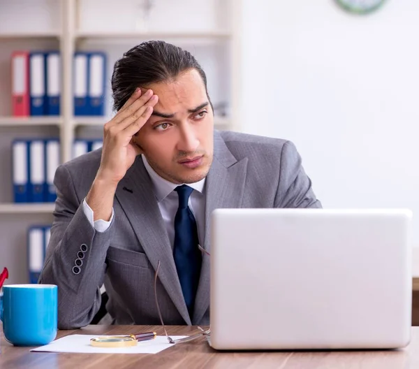 Boldogtalan férfi üzletember az irodában. — Stock Fotó