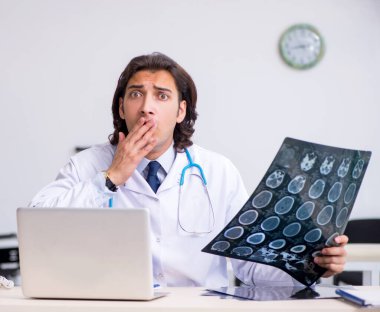 Klinikte çalışan genç bir erkek radyolog.