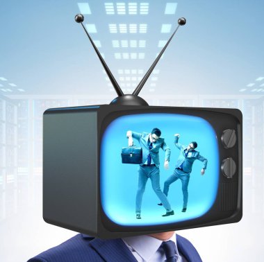 Televizyon bağımlısı bir adam.