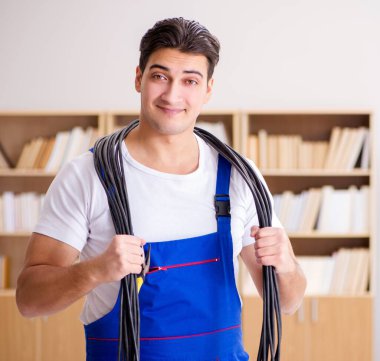 Adam evde elektrik tamiratı yapıyor.