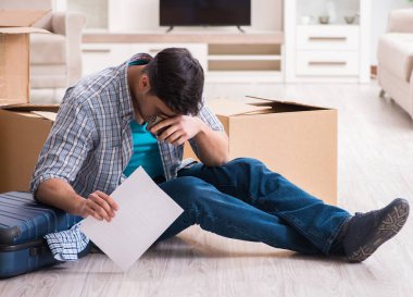 İşsiz bir adam haciz mektubu alıyor.