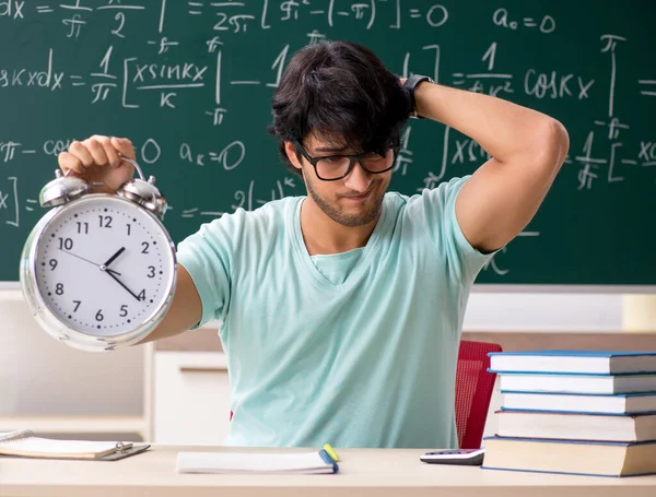 Joven matemático estudiante masculino frente a pizarra —  Fotos de Stock