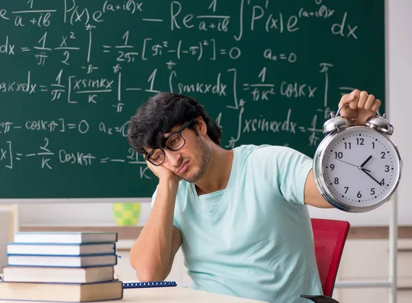 Ung mannlig matematiker foran tavlen – stockfoto