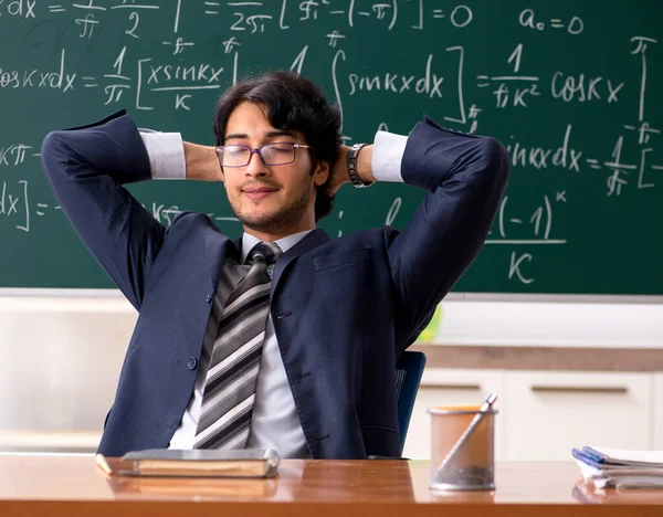 Joven profesor de matemáticas en el aula — Foto de Stock