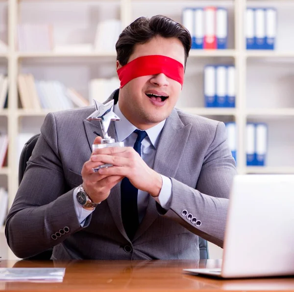 Empresario ciego sentado en el escritorio en la oficina —  Fotos de Stock