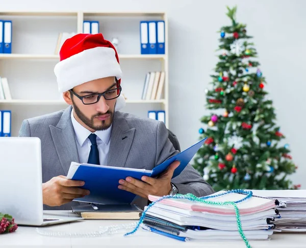 Jovem empresário comemorando o Natal no escritório — Fotografia de Stock