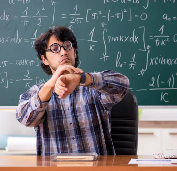 Śmieszne matematyki mężczyzna nauczyciel w klasie — Zdjęcie stockowe