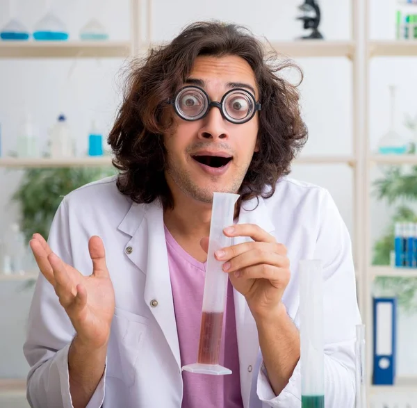 Laboratuvarda çalışan komik erkek kimyager.