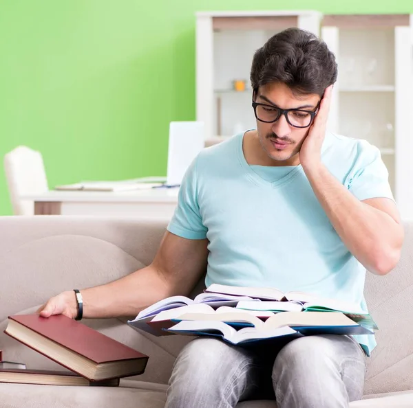 Étudiant se préparant aux examens universitaires à la maison — Photo