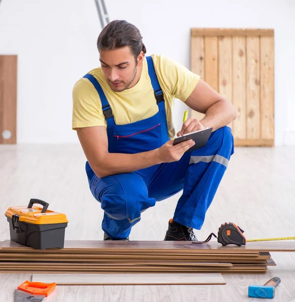 Jeune entrepreneur masculin travaillant à l'intérieur — Photo