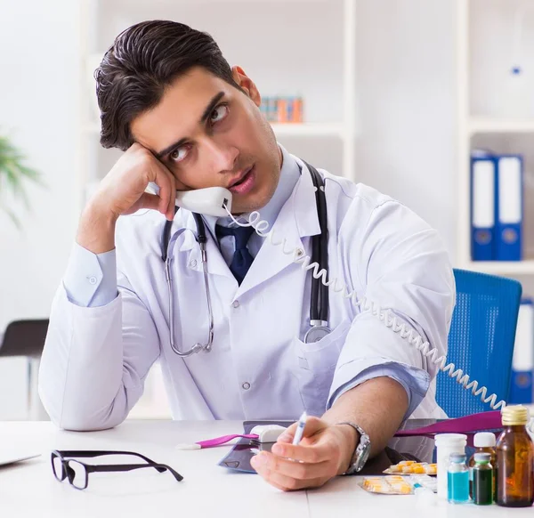 The doctor drug addict in the hospital — Stock Photo, Image