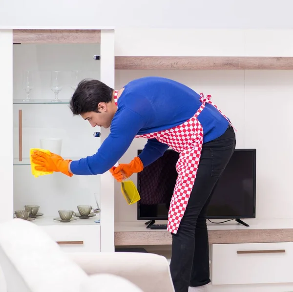 Contratista hombre limpieza casa haciendo tareas —  Fotos de Stock