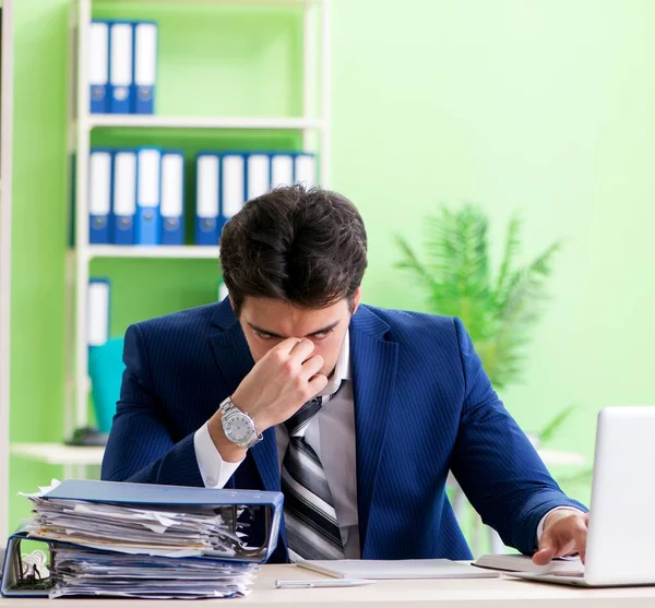 Empresário infeliz com excesso de trabalho sentado no escritório — Fotografia de Stock