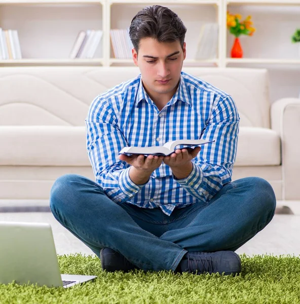 Junger schöner Mann sitzt zu Hause auf dem Fußboden — Stockfoto