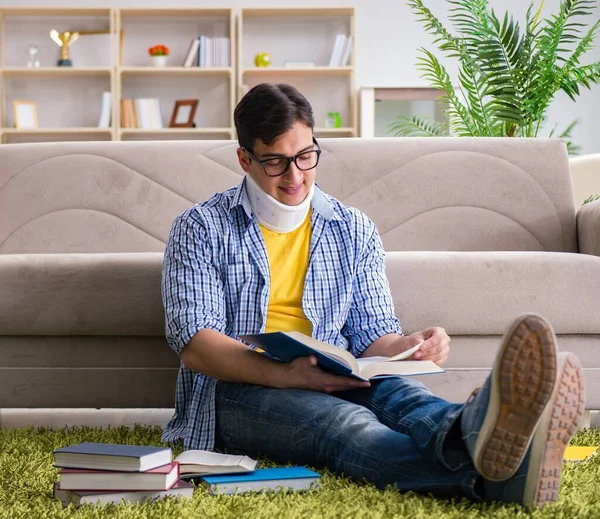 Studentin mit Nackenverletzung bereitet sich auf Prüfungen vor — Stockfoto