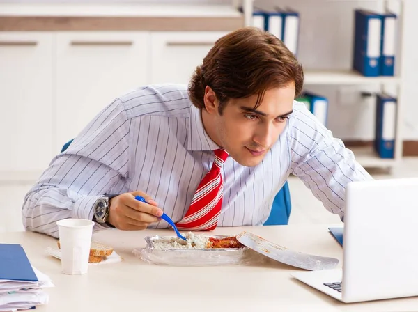 휴식 시간 동안 직장에서 식사 하는 사람 — 스톡 사진