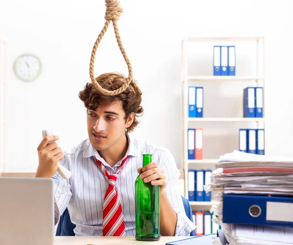 Uomo d'affari disperato pensando di suicidarsi impiccato — Foto Stock