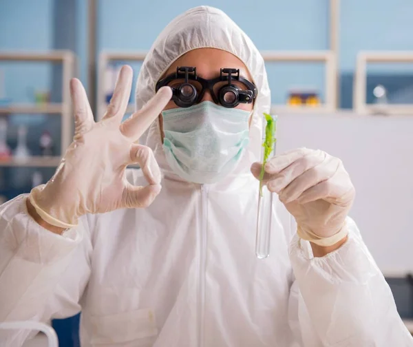 El científico químico de biotecnología masculino que trabaja en el laboratorio —  Fotos de Stock