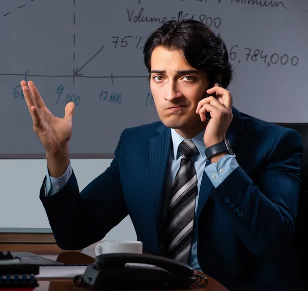 Der Finanzspezialist arbeitet spät im Büro — Stockfoto